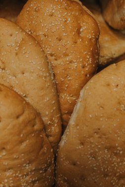 Taze pişmiş ekmek ruloları. Yakın çekim dokusu.