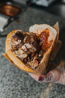 Düz bir zeminde elinde kebap tutan adam