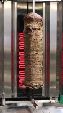 Kebap ve shawarma için et şişte sulanır.