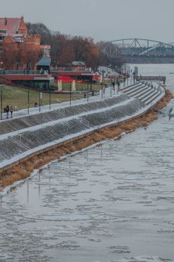 Polonya, Torun 'da Bulwar Filadelfijski boyunca yürüyen insanlar