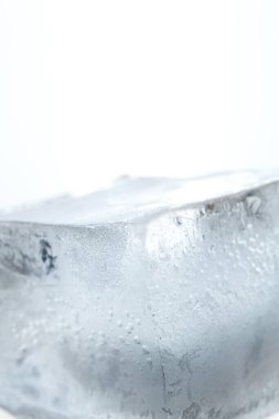 Beyaz arka plandaki şeffaf buz izole edilmiş.