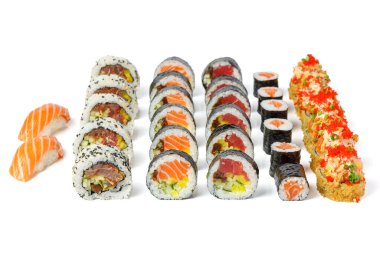 Philadelphia Roll, Nigiri ve fırınlanmış rulo beyaz arka planda izole edilmiş suşi.