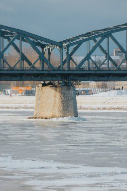 Polonya 'nın Torun kentindeki demir yol köprüsünün elementleri