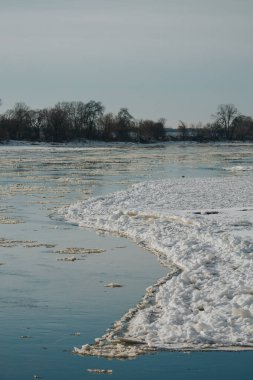 Vistula Nehri 'ndeki buzlar, yakın plan buz dokusu.
