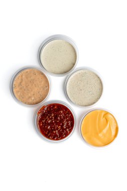 Menü için izole edilmiş beyaz arkaplandaki farklı soslar