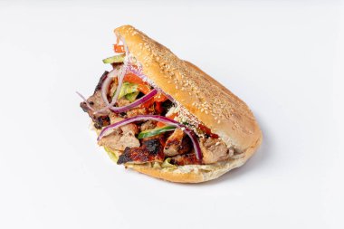 Sebzeli çörek ve soslu kebap menü için izole edilmiş beyaz bir arka plan.