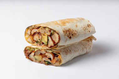 Tavuk, sebze ve soslu Shawarma menü için izole edilmiş beyaz bir arkaplan.