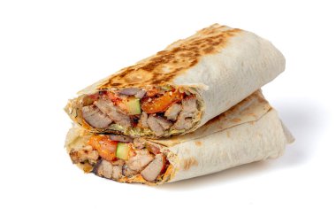 Tavuk, sebze ve soslu Shawarma menü için izole edilmiş beyaz bir arkaplan.