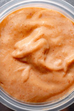 Bir kaptaki peynir sosunun dokusu sanat gibi yakın plan.