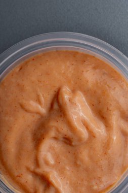 Bir kaptaki peynir sosunun dokusu sanat gibi yakın plan.