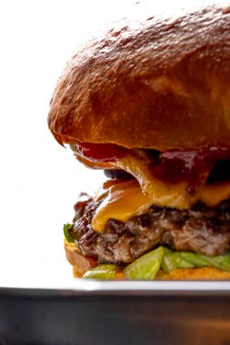 Burger, menü için izole edilmiş makroyu kapat. Peynir, pirzola, sebze ve sos.