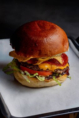 Koyu arkaplanda hamburger, metin için boşluk ile izole