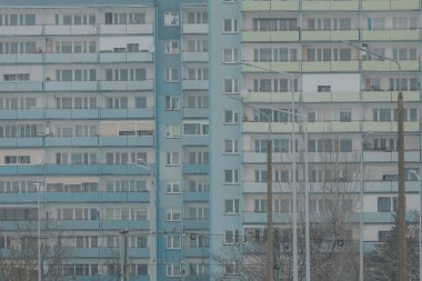 Panellerin dokuları. Pencereler ve balkonlar. Minimalizm