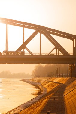 Gün batımına karşı eski çelik yol köprüsü