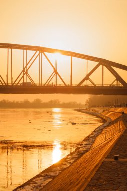 Gün batımına karşı eski çelik yol köprüsü
