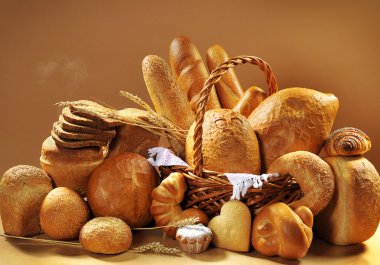 farklı bir ekmek gösteriyor