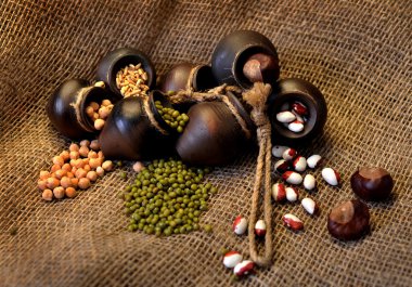 Fasulye, fasulye, bezelye, buğday, tencere, kahverengi bir arka plan üzerinde fındık