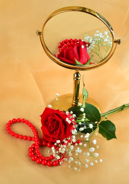 O reflexo no espelho de uma rosa vermelha sobre um fundo amarelo — Fotografia de Stock