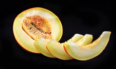 kavun bir siyah arka plan üzerine dilimlenmiş