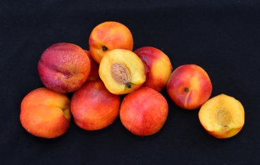 Siyah bir arka plan güzel şeftali