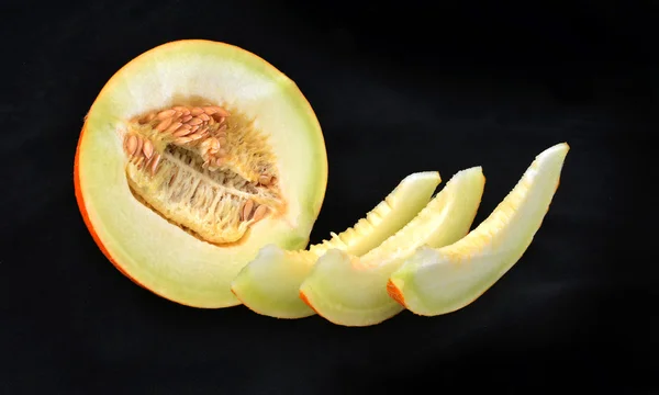 Melone affettato su fondo nero — Foto Stock