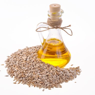 Beyaz bir arka plan ayçiçeği yağı Ayçiçeği tohumları