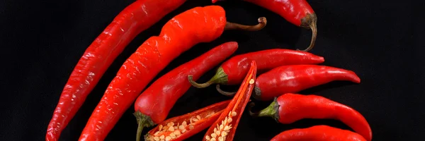 Červená paprika na černém pozadí — Stock fotografie