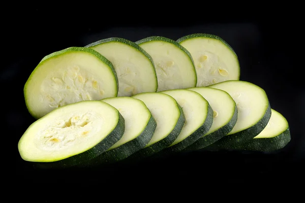 Свіжий нарізаний зелений кабачок — стокове фото