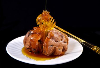  Bal ve siyah bir arka plan güzel pasta