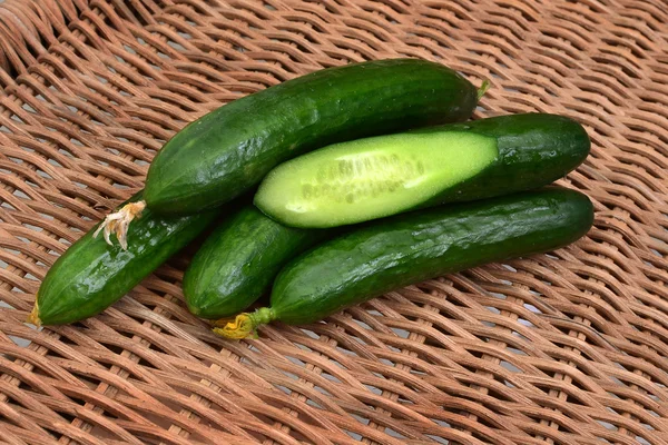 Cinque fresco cetriolo verde su sfondo marrone — Foto Stock