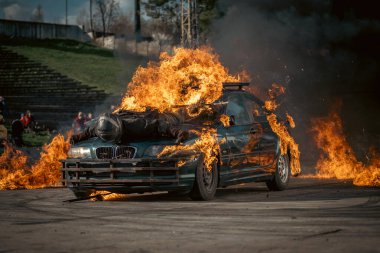 Yanan bir arabada dublör.