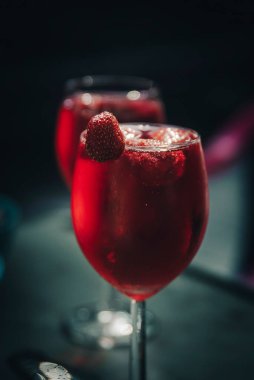 Kırmızı şaraplı kokteyl.