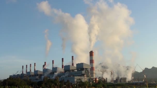 Power plant with smokestack and blue sky — Stock Video