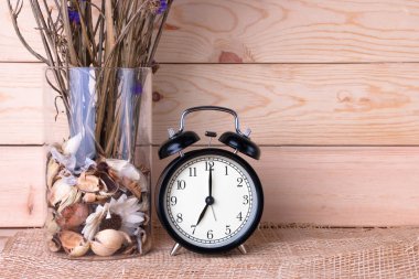 Ahşap arka plan üzerinde Menekşe çiçek ile saat