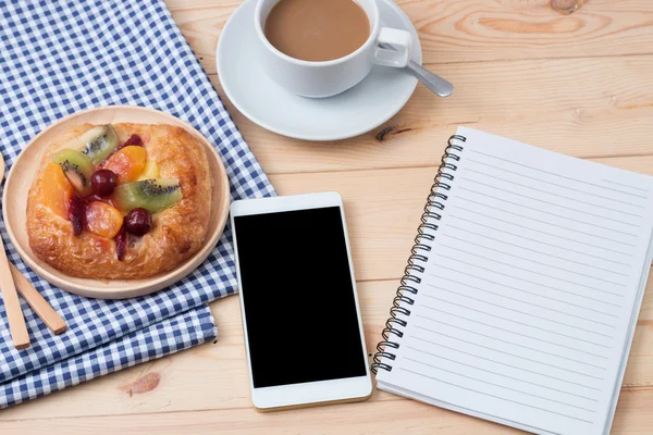 defter ve latte sanat kahve fincan ile akıllı telefon Üstten Görünüm