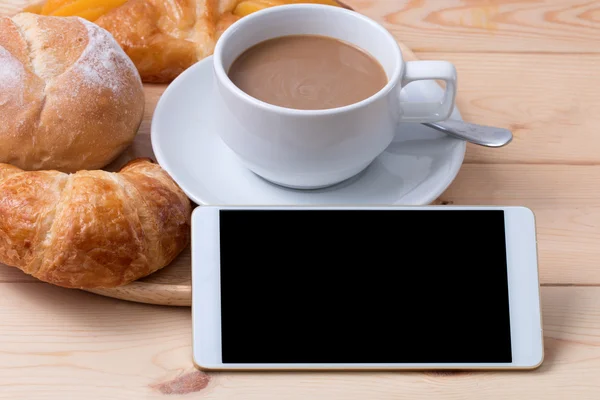 Smart phone and cup of coffee on wooden background. — Stock Photo, Image