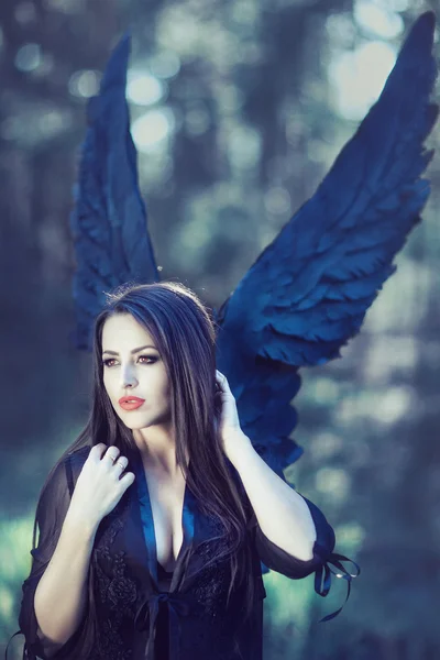 Zwarte engel in het bos — Stockfoto