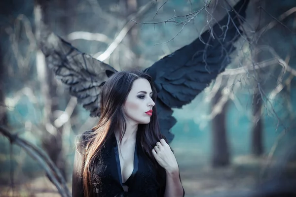 Zwarte engel in het bos — Stockfoto