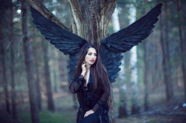 Ormanın içinde Kara Melek