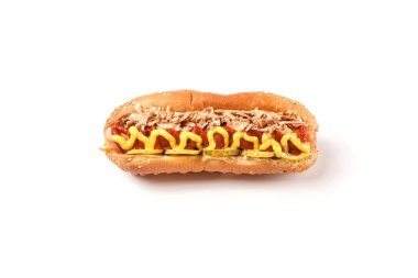 Beyaz arka planda hardallı hotdog.
