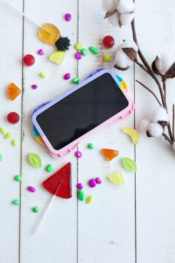 Üzerinde beyaz ahşap arka plan olan telefon kılıfı.