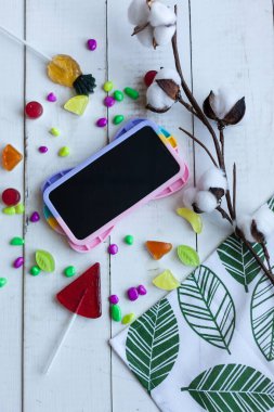 Üzerinde beyaz ahşap arka plan olan telefon kılıfı.