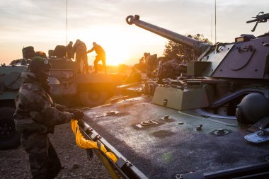 Tankerler manevralar ülke yol boyunca bir tank üzerinde yabancı Lejyon yarışın. Güney Fransa'da