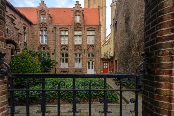 Oude middeleeuwse kerk in Brugge — Stockfoto