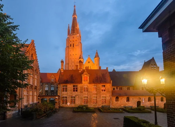 Erf van onze lieve vrouw kerk — Stockfoto