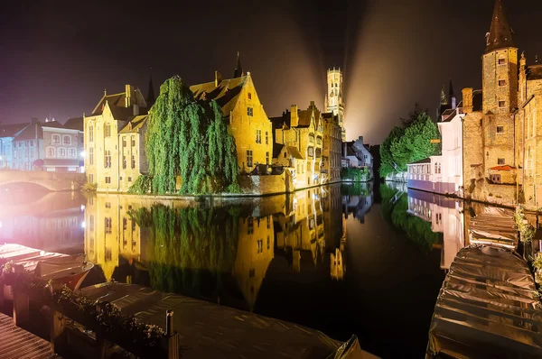 Brugge bei Nacht spiegelt sich im Wasser — Stockfoto