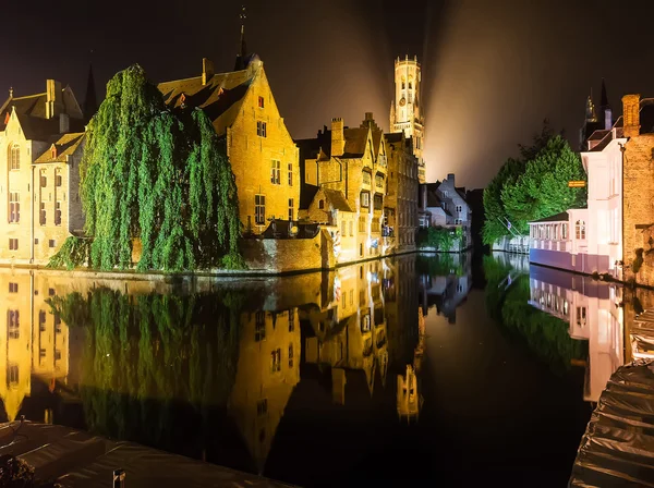 Brugge bei Nacht spiegelt sich im Wasser — Stockfoto