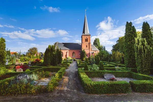 Stadtfriedhof und katholische Kirche in Dragor, Dänemark. — Stockfoto