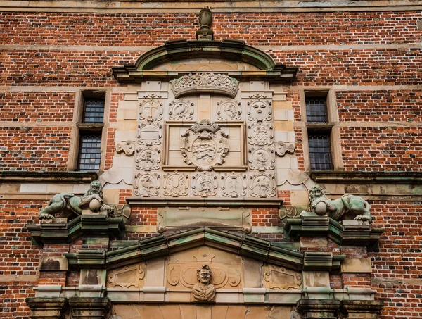 Lion sculpturen en Koninklijk blazoen in Frederiksborg — Stockfoto