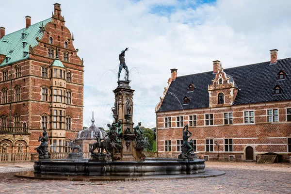 Frederiksborg Castle and Neptune Fountain — Stock Photo, Image